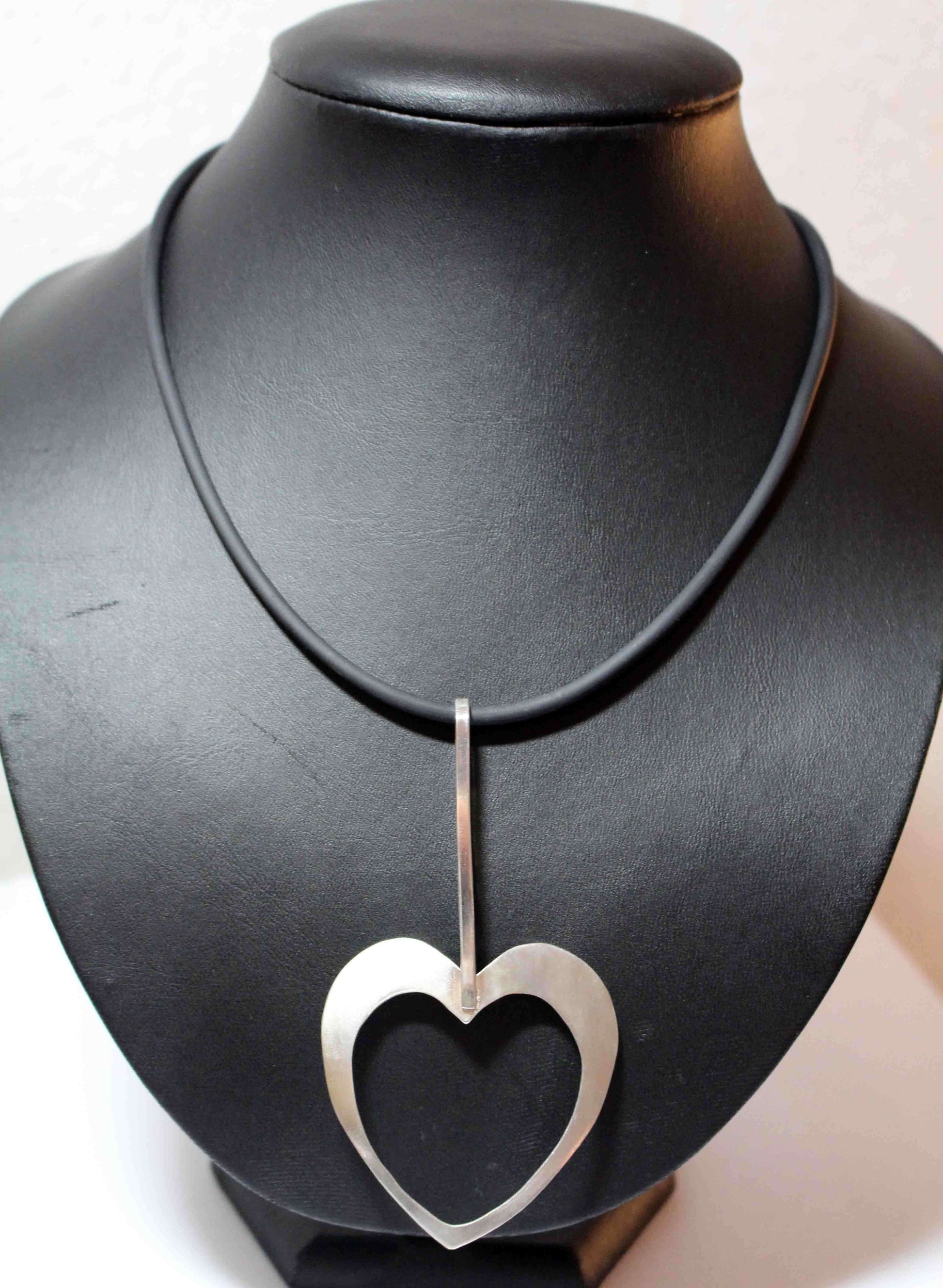 Silverhalsband Hjärtat (matt)