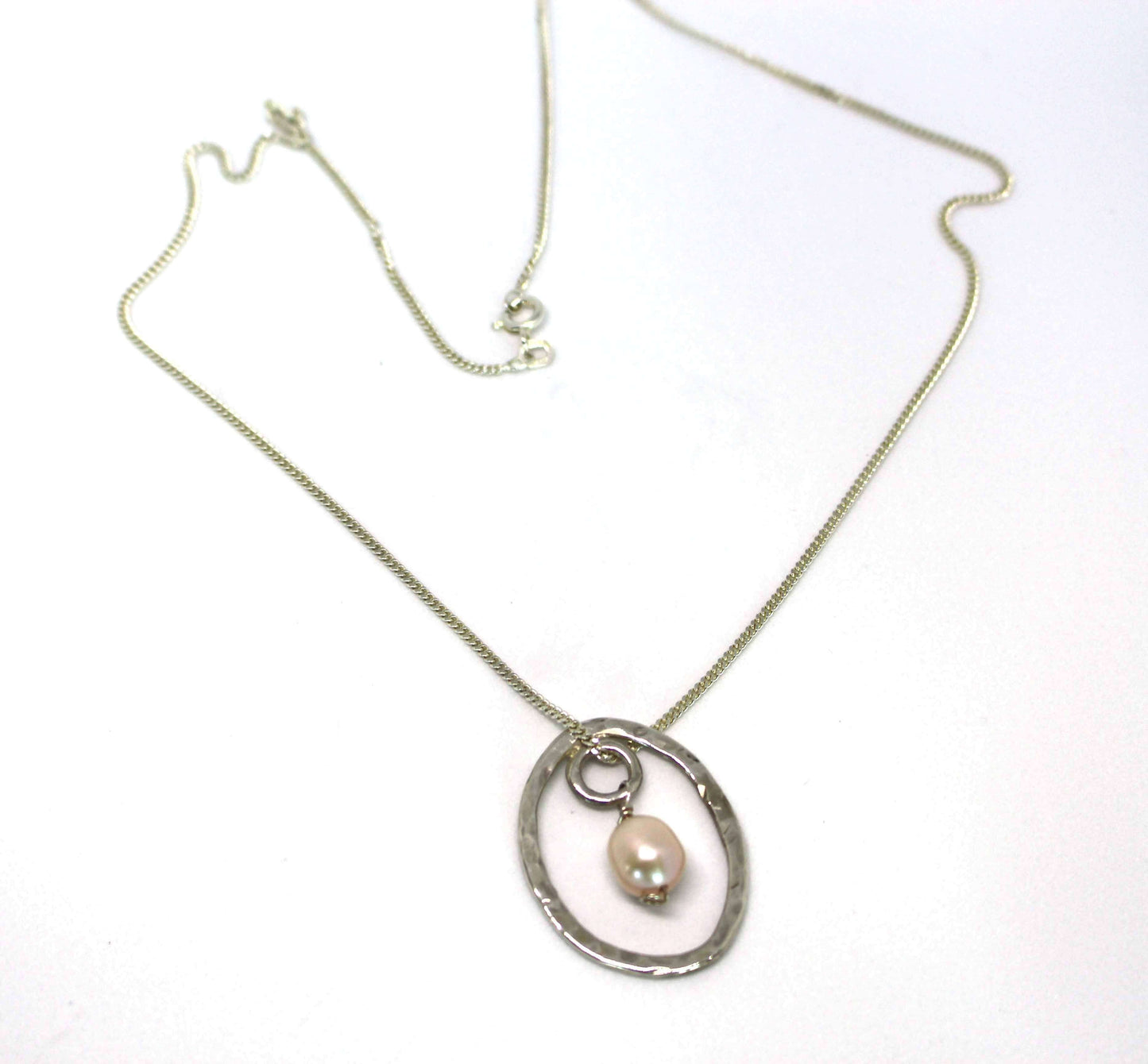 Handgjort silverhalsband med hänge med sötvattenspärla