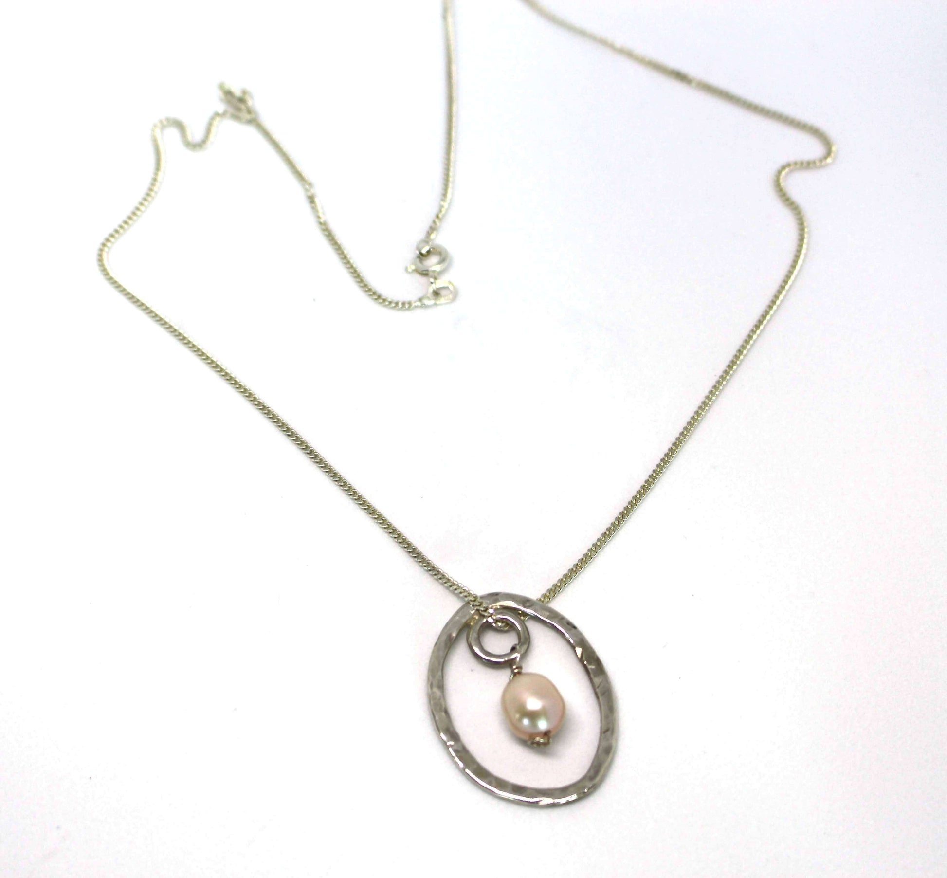 Handgjort silverhalsband med hänge med sötvattenspärla