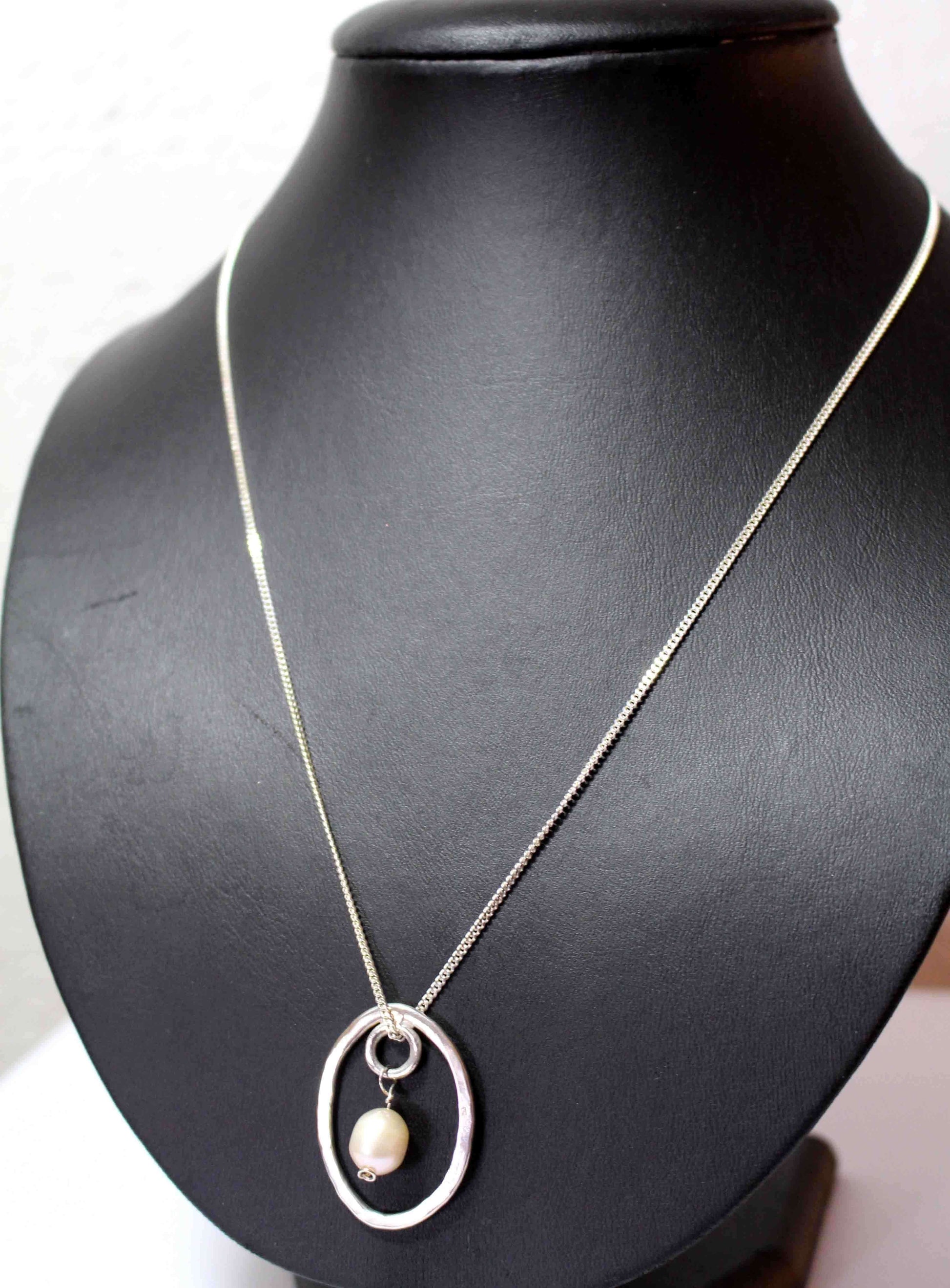 Handgjort silverhalsband med hänge med sötvattenspärla