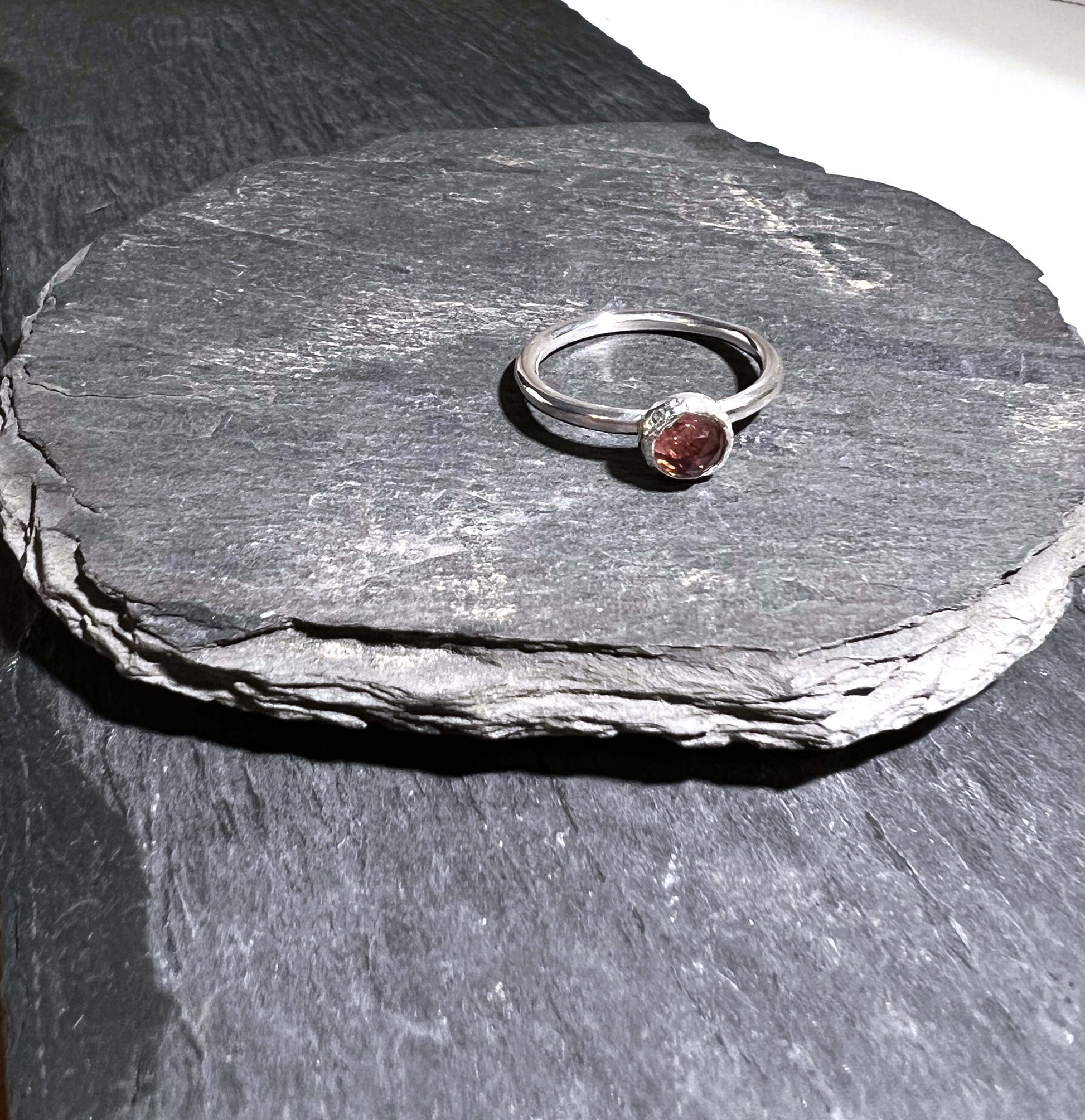 Tunn silverring med infattad rosa turmalin